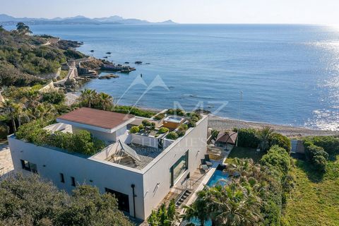 This remarkable contemporary villa offers 5 bedrooms and a roof terrace with a spa. Enjoy direct access to the sea and beach, along with a secluded pool and garage. The property also offers the possibility to dock with an annex. Waterfront Modern Vil...