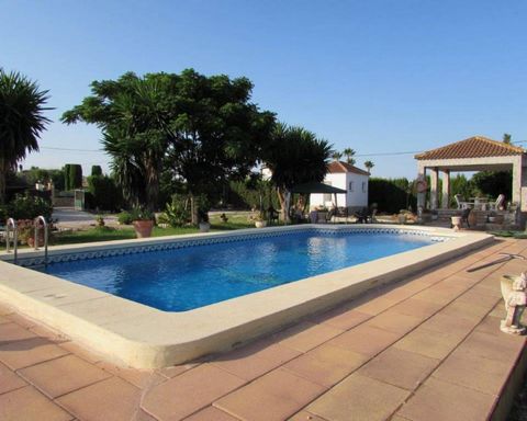 Large country house of 250m2 in popular area just outside traditional town of Dolores Alicante. Property has 5 double bedrooms, 3 bathrooms + WC, impressive lounge / diner with fireplace, fully fitted kitchen with dining area, utility room. Semi cove...