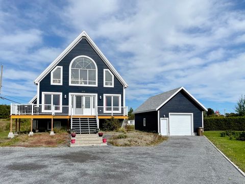 Located in Îles-aux-Coudres this magnificent residence blends very well with the natural scenery of the island and the river, the interior decorated with meticulousness and enjoys an exceptional brightness and the view of the St. Lawrence River will ...