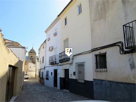 Deze woning, verdeeld over drie verdiepingen, heeft een mooi uitzicht over Martos in de provincie Jaén, Andalusië, Spanje. Het is gelegen in een rustige straat met parkeergelegenheid. Bij binnenkomst door de voordeur is er een lobby met aan de rechte...