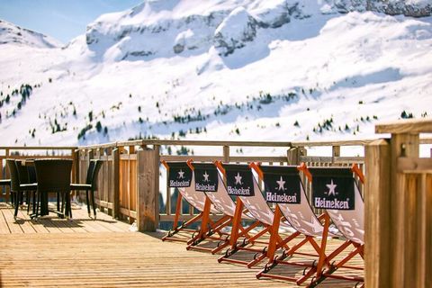 Les Portes du Grand Massif En la singular estación de esquí Flaine, conocida debido a sus perpetuas nieves como el gran bol nevado, se alza una residencia muy original llamada Les Portes du Grand Massif. Este establecimiento hotelero de 4 estrellas e...