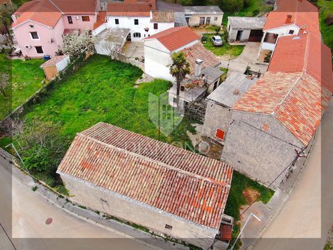 Location: Istarska županija, Žminj, Žminj. Zentralistrien, Žminj, autochthones istrisches Steinhaus mit schönem Garten und Nebengebäude. Wir verkaufen ein autochthones istrisches Steinhaus, das Haus befindet sich in einer kleinen Siedlung im zentrale...