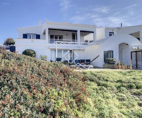 212 m² villa on a 331 m² plot in a unique and idyllic location, on the south coast of the island, right in front of the sea. The property is distributed over two floors. The ground floor leads to a large living room with kitchen and direct access to ...