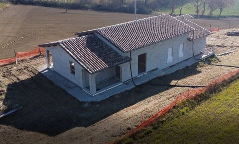 CASTIGLIONE DEL LAGO (PG), Loc.Frattavecchia: single-family villa under completion of approximately 190 sqm comprising large living room connected to the glazed area of the solar greenhouse, habitable kitchen with porch, hallway, double bedroom, two ...