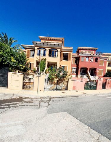 BEAUTIFUL BUNGALOW IN BALCON DE FINESTRAT Bungalow located in Balón de Finestrat with good access to the main road, close to the school in a quiet and familiar area. The property is distributed in 2 floors and solarium. The main floor has a porch at ...