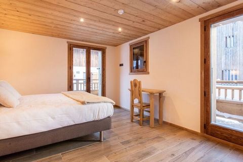 This luxurious holiday home with a secure spa and a room with ski boot warmers and gloves for as many as 18 skiers is located in the Mecca of off-piste skiing and ice climbing. Ideal for winter sports enthusiasts! Shuttles in front of the chalet lead...