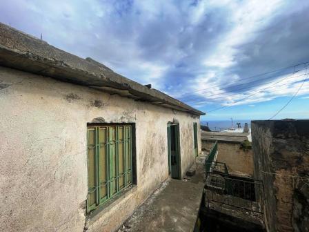 Agios Stefanos, Makry Gialos, Creta sudorientale: Una casa a due piani da ristrutturare ad Agios Stefanos, Makry Gialos. La struttura si trova a 7km dal mare e da tutti i servizi. È di circa 100m2 situato su un terreno di circa 120m2. L'acqua e l'ele...