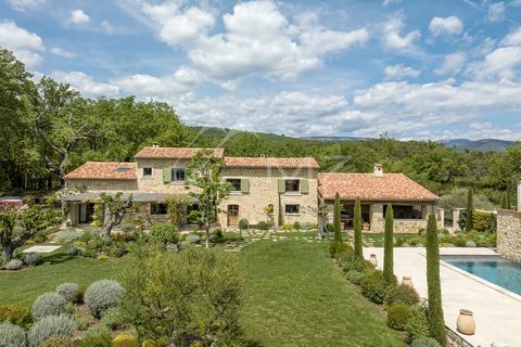 Located in Fayence, in total peace and quiet and on a large flat magnificently landscaped grounds, this superb former sheepfold in perfect condition perfectly combines Provencal charm and modern comfort. With its 6 bedrooms including a guest flat, it...