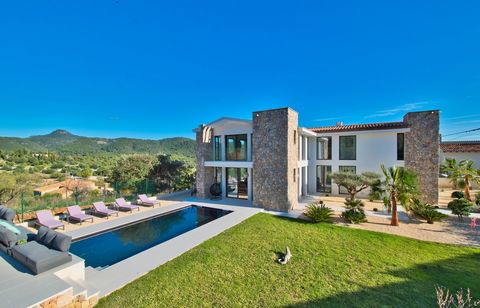 The village of Es Capdella is surrounded by a romantic mountain landscape and is only a 20-minute drive from Palma away. On a plot of more than 1.300m2, absolutely quietly situated, this luxurious property was recently finished. The villa convinces w...