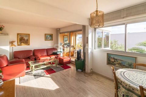 Ref 67416JM: Sanary sur Mer. 10MN from the port and close to all amenities. Raised ground floor apartment with 3 rooms with double living room, separate kitchen and bedroom. Free and secure parking. Beautiful volumes and bright. To discover ! Swixim ...
