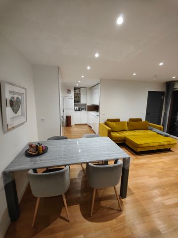 Welcome to this exceptional flat at the gateway to the magnificent Parc de la Tête d'Or, offering a peaceful setting and incomparable quality of life. The flat, nestled in a quiet residence built in 2004, was completely renovated 2 years ago using th...