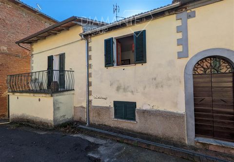 CASTIGLIONE DEL LAGO (PG), Loc. Casamaggiore: Detached house on two levels of approx. 120 sqm comprising: -Ground floor: living room, dining room, kitchenette, laundry room and bathroom with shower. -First floor: two double bedrooms, one with terrace...