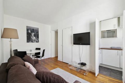 Perfectly location: 2 minutes of walk from the famous Place de la République, our apartment is ideally located to discover the city. On the 4th floor of a renovated building with elevator, our flat offer a cozy living room, a completely equipped kitc...