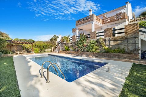 Fantastic opportunity; a four bedroom, south west facing villa in Elviria, close to all amenities, only a ten minute drive from Marbella Town, Puerto Banús, and close to the beach. The villa is distributed over two levels and set on a plot of 1324m2;...