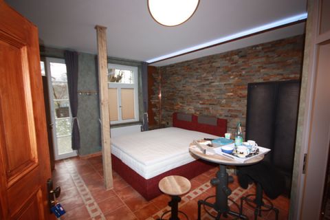 Unsere in Hochparterre befindlichen Studios verfügen über eine Doppelbett, Tisch und Sitzgelegenheiten, Pnetryküche, WLAN, TV sowie ein modernes Duschbad. Die Apartments sind in unterschiedlichen Themen eingerichtet: Metal, Wald und Art-Deco und wurd...