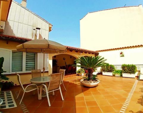 LUXE PROPERTIES presents this beautiful property of 298 m² built, with a spectacular terrace, sun all day and in the heart of Rubí. We access the main floor where there is a living-dining room of 30m2 with two very sunny balconies. We continue and fi...