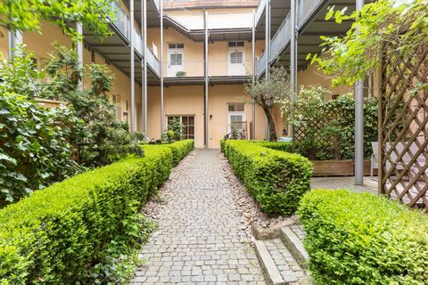 Right in the middle of the old town. Relax on your peaceful green terrace in the courtyard of a historic building complex. Very high ceilings, three big windows, 55