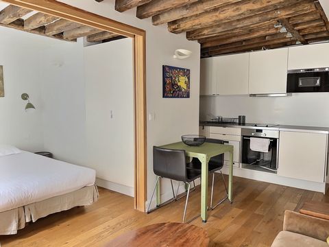 The flat: Here you'll find a beautiful harmony of colours: greens, pinks and oranges dress the flat with taste and elegance. The sliding doors add a restful charm, enhanced by the old-fashioned parquet flooring and the beams that run throughout the f...
