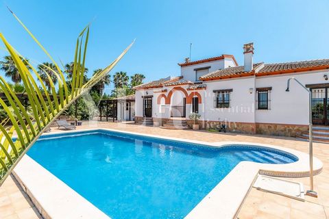 Magnificent finca for sale with a plot of 3500m2 in the Old Daya. Built in 2005, it has a swimming pool, detached garage, tennis court and a large garden. The house is distributed almost entirely on the ground floor and has a spacious living room wit...