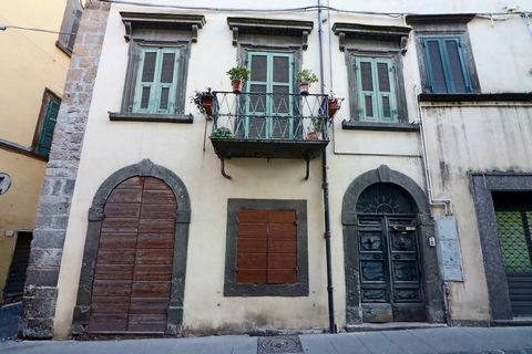 À Vetralla, centre historique, avec entrée et vue sur la rue principale de la ville, Via Cassia interne, nous proposons la vente d’un appartement avec entrée indépendante, situé au premier et deuxième étage d’un immeuble d’époque, situé à proximité i...