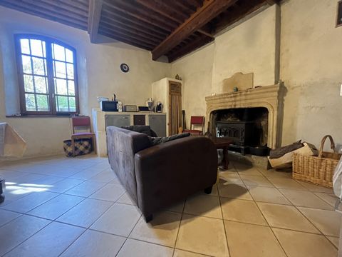 In der Ardèche, im Herzen des Dorfes Saint-Fortunat, 35 Minuten vom TGV-Bahnhof Valence und 30 Minuten von der Autobahn A7 entfernt, in der Nähe von Annehmlichkeiten, präsentieren wir dieses kokette Haus, komplett renoviert, von ca. 137 m2 Wohnfläche...