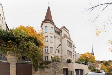 Sonniges, modern möbliertes 1-Zimmer Apartment mit Fußbodenheizung und toller eigener Terrasse in exklusiver, schöner Aussichtslage in Stuttgart. Hier wohnen Sie in einer der Bestlagen Stuttgarts, ruhig und direkt im Grünen, trotz sehr zentraler Stad...