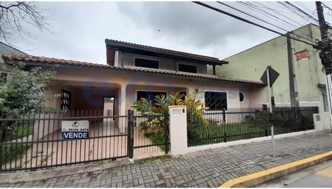 Townhouse in excellent condition, located in the Rocio Pequeno neighborhood in São Francisco do Sul, with approximately 283 m² of built area, on a plot of 520 m². Large, airy and well-distributed pieces, containing on the lower floor, 2 bedrooms, soc...