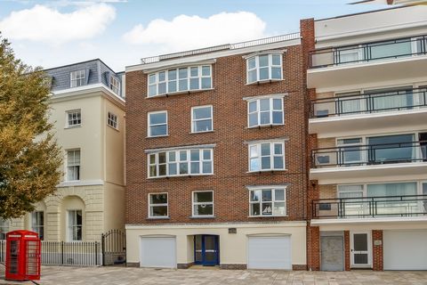 PROPERTY SUMMARY Living in Old Portsmouth has many advantages, it is the oldest area of the City with an extensive, historic background with the entrance to the natural harbour protected by Napoleonic Sea Defences. Quay Gate House is unique in its po...