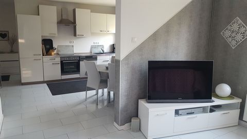 Completely furnished apartment in a multiple dwelling (3 units, 1 office) in a good residential area with view into the garden, very good shopping possibilities, as well as best traffic connections. The open living and kitchen area with wood-burning ...