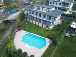 A villa with 7 rooms, 3 living rooms, outbuildings, and a pool of 650 m2 in a detached land of 1,150 m2 in Doğa Site, which consists of 18 villas built on 36 acres of land in Çekmeköy Reşadiye. The French marble fireplace in the 60 m2 Hall heats all ...