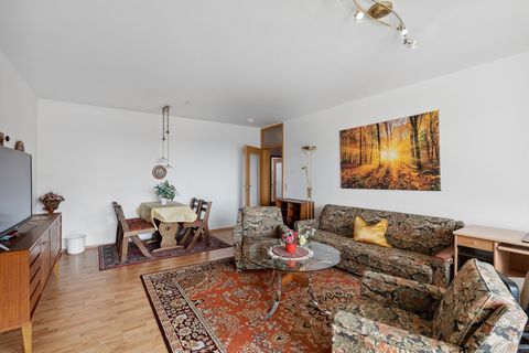 The apartment is about 250 meters from the subway station Norderstedt-Mitte with various public bus connections, thus about 30 minutes to Hamburg city center without changing (line U1). Just appr. 20minutes to Hamburg Airport, either with own car or ...