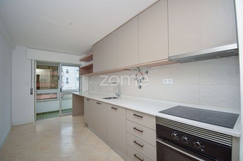 Identificação do imóvel: ZMPT561943 This spacious 92 m2 T2 apartment is located in Almada, a charming coastal town near Lisbon. The building is well maintained and has the following characteristics: Living Room: Spacious with plenty of natural light,...