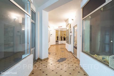 Room for sale in shopping center in Lourosa, destined to office, sita on floor 1, outdoor toilets (common to the building) with area of 33 square meters. Make your visit now.