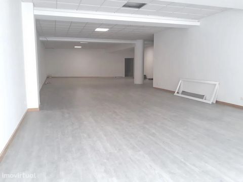 Buy Shop in São João da Madeira. * Wide store * Showcase * 2 wc ́s * Storage/Warehouse Shop in the center of São João da Madeira, located in one of the main avenues of the city, near the Town Hall, Creativity House, Services, Banks, Commerce, Restaur...