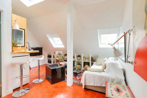 Welcome to this comfortable studio apartment on rue du Faubourg Saint-Honoré, in the heart of the 8th arrondissement of Paris, one of the most prestigious streets in the French capital. Just a 7-minute walk from the Champs-Élysées, 12 minutes from Pa...