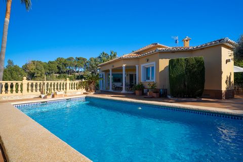 Villa bonita y confortable con piscina privada en Denia, Costa Blanca, España para 6 personas. La casa está situada en una zona playera y residencial con colinas, a 1 km de la playa de Marineta Casiana y a 1 km del Mediterráneo. La villa tiene 3 dorm...