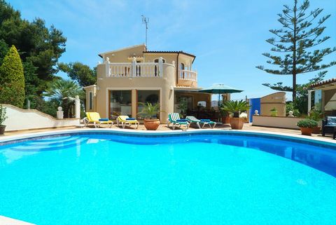 Schöne und komfortable Luxus-Villa in Javea, Costa Blanca, Spanien mit privatem Pool für 6 Personen. Die Villa befindet sich in einer residentiellen Umgebung. Die Luxus-Villa hat 3 Schlafzimmer und 3 Badezimmer, verteilt über 2 Etagen. Die Unterkunft...