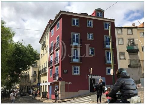 Appartement 2 pièces + 1, de 68,40 m2 de surface de plancher, situé dans Calçada do Menino Deus, près du château de S. Jorge, avec vue dégagée, à Lisbonne. En phase de restauration totale, cet appartement est idéal pour investir ou en faire sa réside...