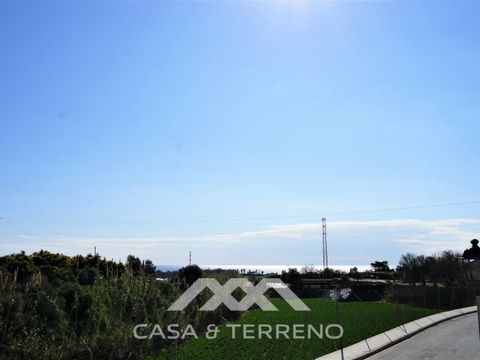 Are you still waiting to fulfil your dream of owning a property on the coast of Malaga? If so, we present you this semi-detached house in Almayate, only 4 minutes from the beach and with beautiful panoramic views over the mountains and the sea. It of...