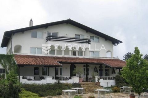 Plitvička jezera, Hotel with an area of 443 m2 on a plot of land of 1,868 m2, a total of 2,311 m2. It consists of 16 double rooms (shower, toilet, balcony) with a large rustic restaurant on the ground floor. The bakery restaurant in the central part ...