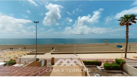 This is a magnificent front line beach townhouse with spectacular views to the beach and the promenade. The property has a living room, a kitchen, 4 bedrooms, 2 bathrooms, a toilet, 3 terraces, a balcony, a garage for 2 cars and a storage room. The h...
