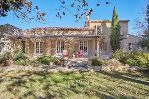 This peaceful 230 sqm property set in 2230 sqm of leafy grounds is located just next to sought-after Lourmarin. Tastefully renovated in 2022, it includes a living/reception room with a fireplace, a bright kitchen, a pantry/utility room, and two suite...