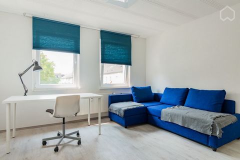 Bright and spacious apartment with two bedrooms, built-in kitchen and balcony facing the sun. The apartment is located in a quiet but centrally located quarter of Holsterhausen, only two stops by subway to Essen main station. The subway station Savig...