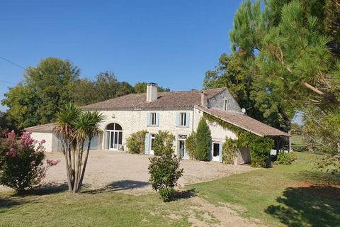 This fully renovated old farmhouse offers flexible living space of nearly 560 m². Its current layout offers 5 bedrooms, including a master suite of over 75 m² with access to its own private balcony, and lots of space for reception/entertaining. Outsi...