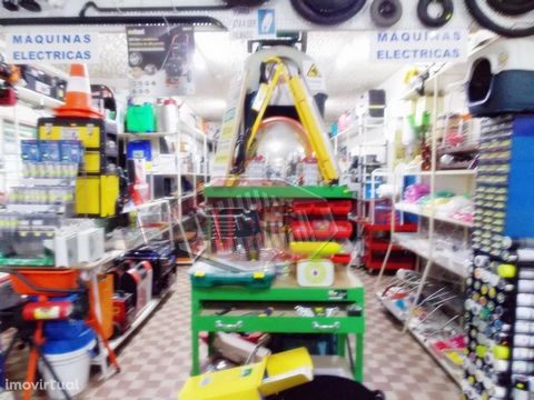 Trespassa-se Loja - drugstore In operation, with good road access Well located, furniture included and key making machine. Customer portfolio. Shop with 300 m2, outdoor space with 400 m2, warehouse and sanitary facilities. Book your visit now! The st...