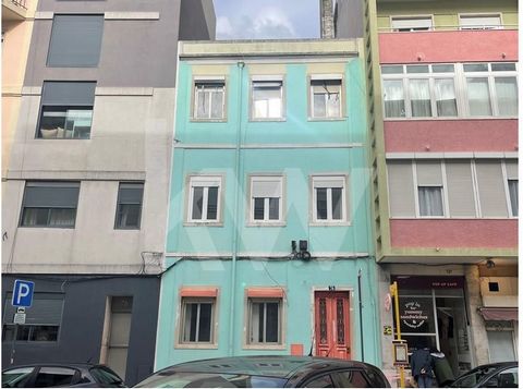 To Invest - Building with 3 Apartments in Campo de Ourique to Rehabilitate with Approved Project Vacant building, consisting of: Ground floor, 1st, 2nd and 3rd floor.  Excellent investment opportunity! Composed of 3 fractions with independent use wit...