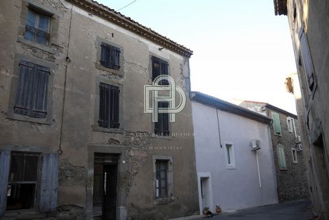Village house to completely renovate with VIEW of the church in the center of the historic district of Azille! The house has a central spiral staircase leading to the rooms on each floor. Possibility of creating in several apartments. Each level has ...