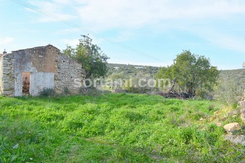 Beautiful land for construction, with existing ruins, in the area of Moncarapacho.The existing ruins occupy 360m2 of construction.The land is very fertile and flat, advantageous for those who would like to have their own vegetable garden.It is locate...