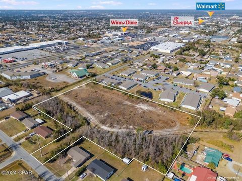 This large, vacant land parcel is a DEVELOPERS DREAM at nearly 5 acres and with a Development Order in place. You will save time with this Developer Order and be able to begin your neighborhood development immediately! The Development Order is for a ...
