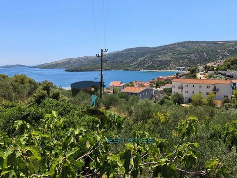 A spacious plot of land in excellent location in Marina near Trogir, with a beautiful view of the sea. It has a direct access to asphalt road. Very close to the sea, all the necessary infrastructure is available, other amenities nearby and it is idea...